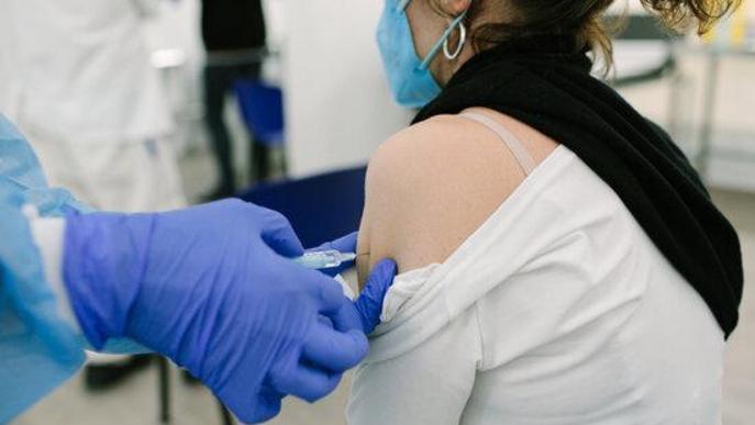 Imatge de la vacunació de personal educatiu al CAP Sanllehy de Barcelona