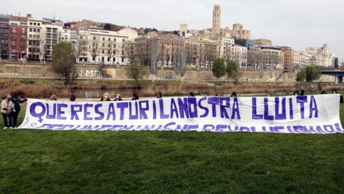 Protesta feminista acte institucional al riu Segre