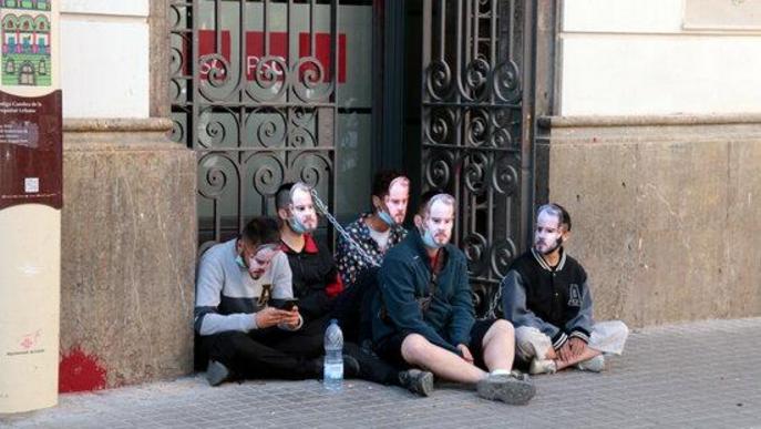 ⏯️ Cinc joves s'encadenen a la seu del PSC de Lleida per reclamar l'alliberament de Hasel