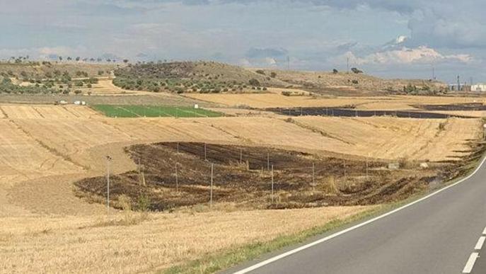 Una camió que circulava amb una roda punxada provoca 26 incendis agrícoles a la Noguera