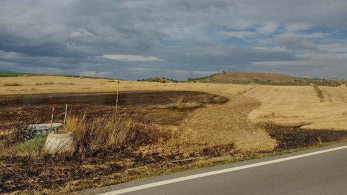 Una camió que circulava amb una roda punxada provoca 26 incendis agrícoles a la Noguera