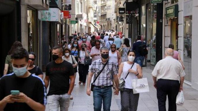 Poca gent sense mascareta a l'Eix Comercial de Lleida tot i la relaxació del seu ús a l'exterior