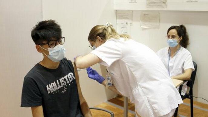 Menors de 30 anys reben la primera dosi de la vacuna a Lleida
