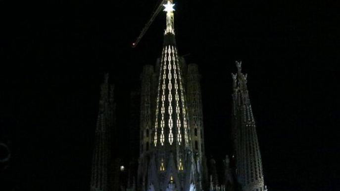 ⏯️ La Sagrada Família il·lumina l'estrella de 12 puntes de la torre de la Mare de Déu