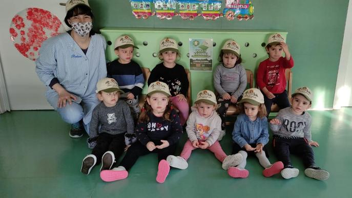 Els escolars de Benavent es posen la gorra contra el càncer infantil