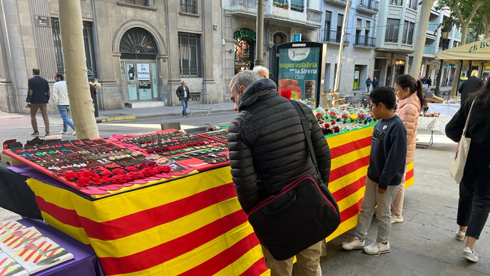 Lleida respira l'aire de Sant Jordi tot i la rutina
