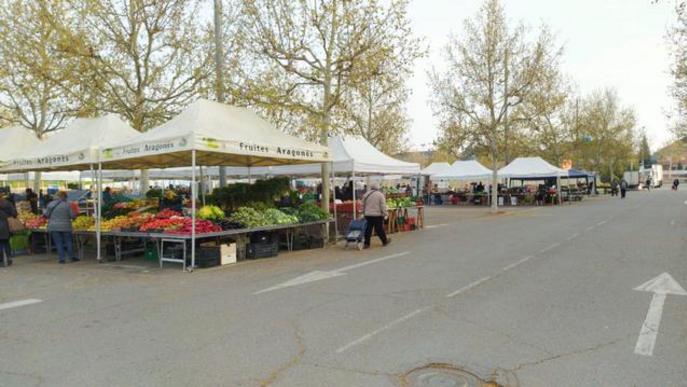 El mercat de fruita i verdura del Camp d’Esports obre amb les corresponents mesures de protecció