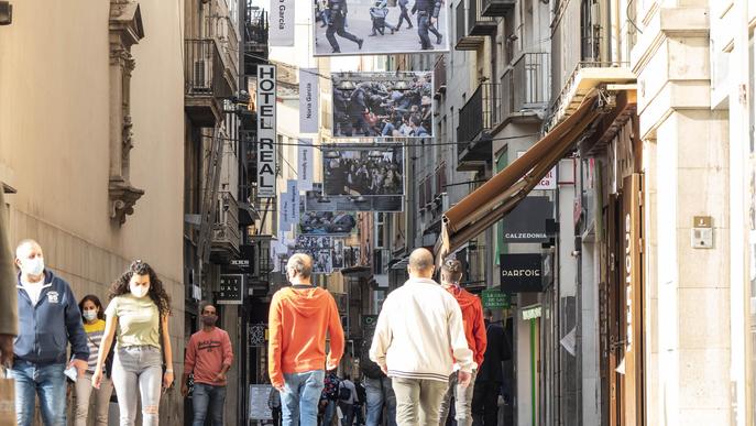 Lleida recorda l'1-O exposant al carrer fotos de gran format de professionals de la ciutat