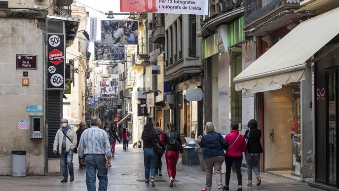 Lleida recorda l'1-O exposant al carrer fotos de gran format de professionals de la ciutat