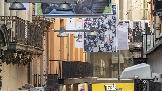 Lleida recorda l'1-O exposant al carrer fotos de gran format de professionals de la ciutat