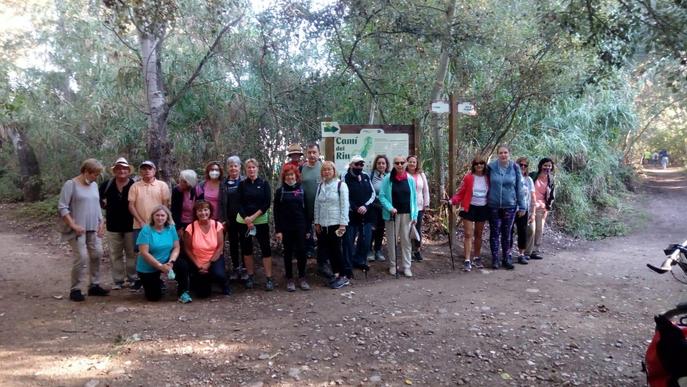 Més de 500 persones estrenen un nou tram del Camí del Riu