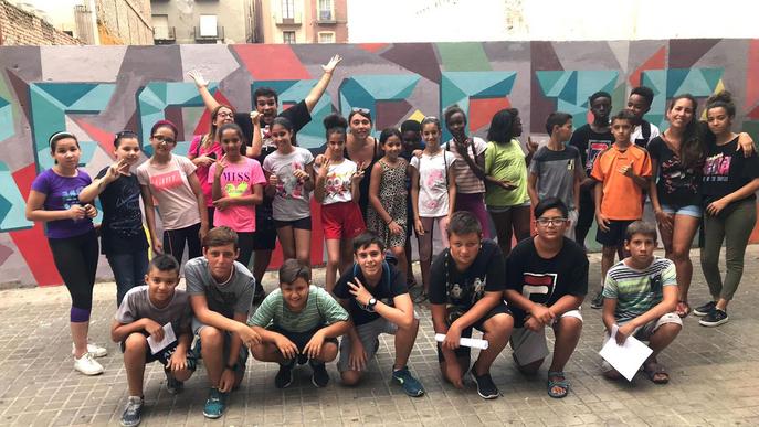 Joves de Lleida pinten un mural sobre el respecte a l’avinguda de Blondel