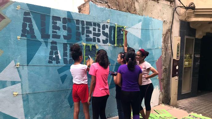 Joves de Lleida pinten un mural sobre el respecte a l’avinguda de Blondel
