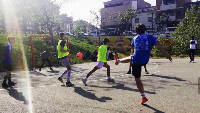 Noranta joves participen en un torneig de futbol en pistes de Balàfia i Pardinyes