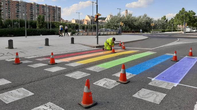 Lleida llueix els colors de la bandera LGTBI al mobiliari urbà i passos de vianants