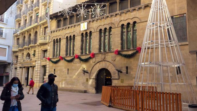 Alumnes de l'IMO de Lleida fan arbres de Nadal d'alumini per ornamentar places de la ciutat