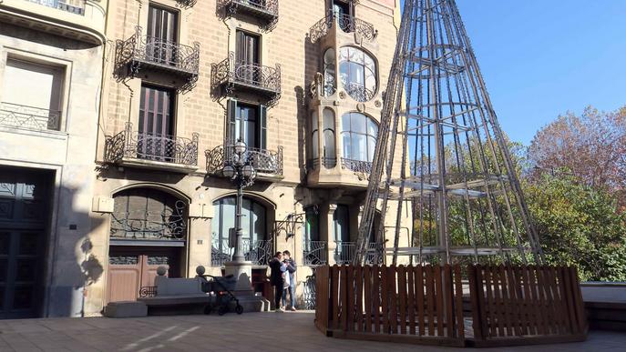 Alumnes de l'IMO de Lleida fan arbres de Nadal d'alumini per ornamentar places de la ciutat