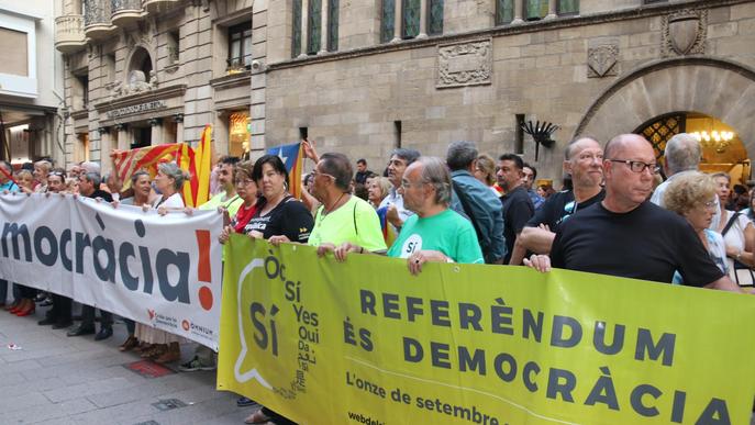 Centenars de persones omplen la plaça Paeria reclamant a Ros poder votar