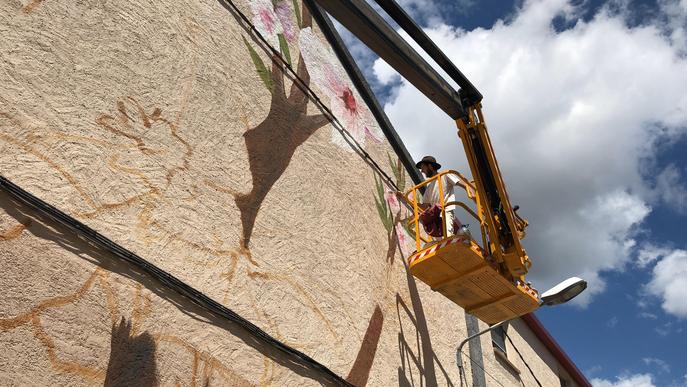 ⏯️ Artistes lleidatans homenatgen la mel i la proximitat amb un mural a Os de Balaguer