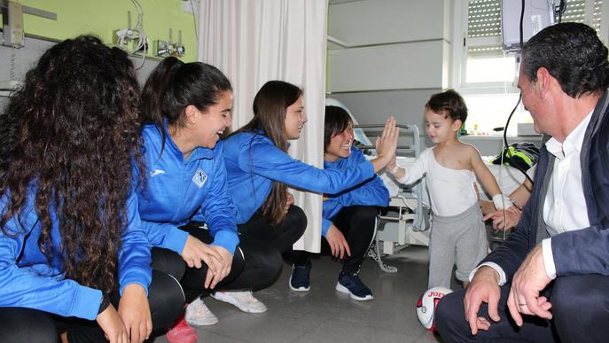 Jugadores de l’AEM visiten els infants ingressats al Servei de Pediatria de l’Arnau de Vilanova