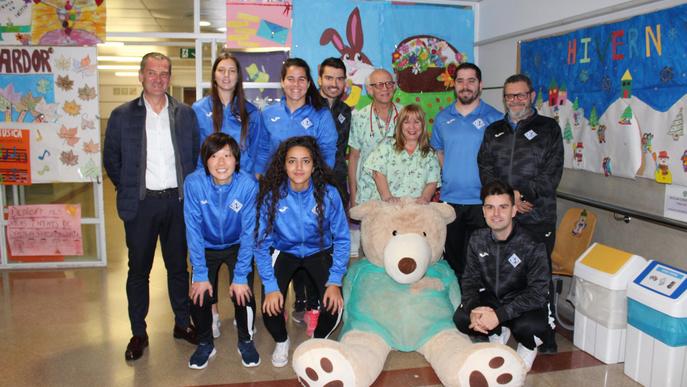 Jugadores de l’AEM visiten els infants ingressats al Servei de Pediatria de l’Arnau de Vilanova