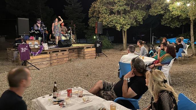 Nit de música a la fresca i bany nocturn a Castelldans