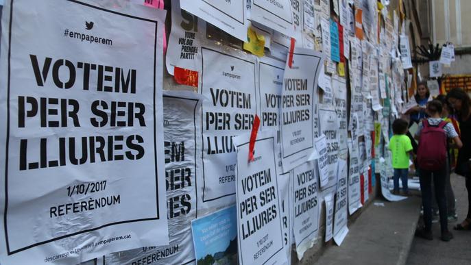 Lleida queda empaperada de cartells reclamant votar al Referèndum (GALERIA D'IMATGES)