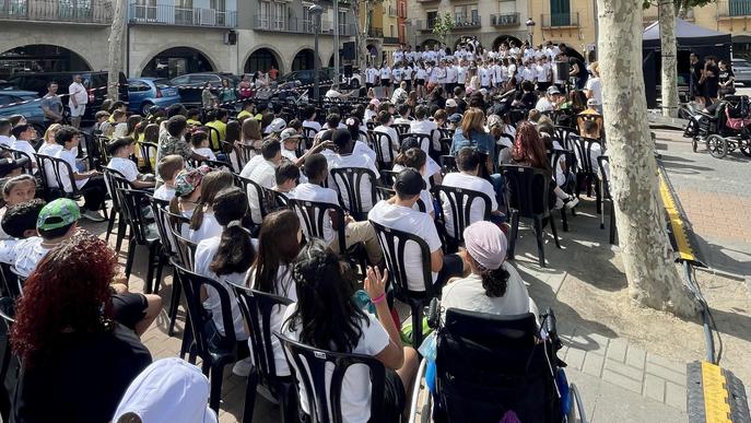 L'Alumnat de 5è de primària de Balaguer omple de música la plaça del Mercadal