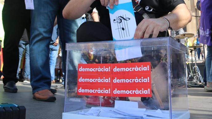 Una multitudinària i festiva plaça Sant Joan reclama votar l'1O