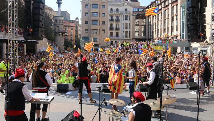 Una multitudinària i festiva plaça Sant Joan reclama votar l'1O