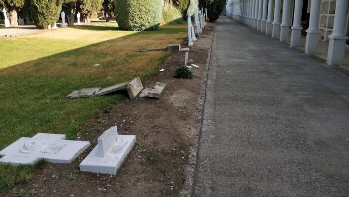 Destrossen diverses tombes al cementiri del Palau d'Anglesola
