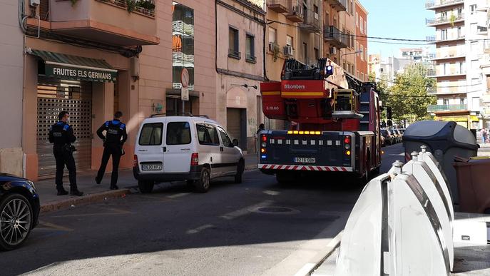 Els Bombers sufoquen un incendi en un habitatge del barri del Clot de Lleida