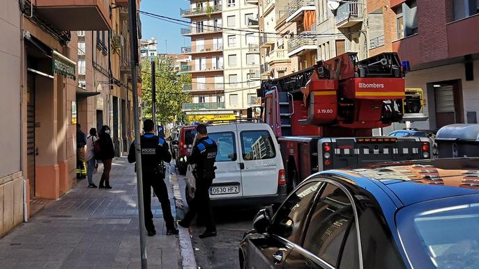 Els Bombers sufoquen un incendi en un habitatge del barri del Clot de Lleida