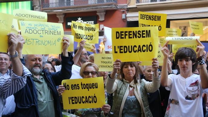 "Jo adoctrino en valors": protesta de la comunitat educativa a Lleida