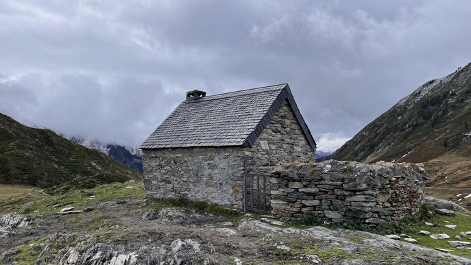 Reformen una cabana a la Vall d'Aran, convertida en refugi, per a ús ramader i per activitats lúdiques