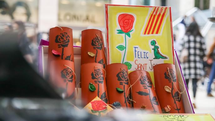 Ambient de festa a Lleida per celebrar la Diada de Sant Jordi