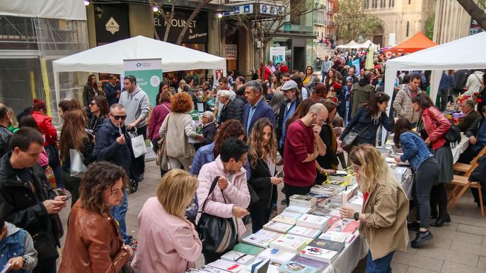 Ambient de festa a Lleida per celebrar la Diada de Sant Jordi