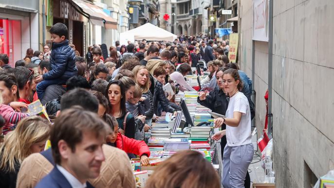 Ambient de festa a Lleida per celebrar la Diada de Sant Jordi