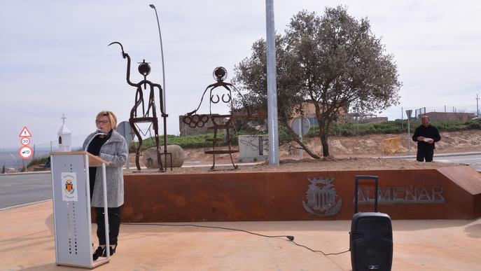 Almenar dedica la seva nova rotonda al món de la pagesia