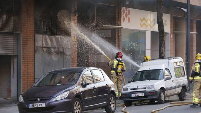 Espectacular incendi en un supermercat de Pardinyes amb 90 desallotjats i tres ferits