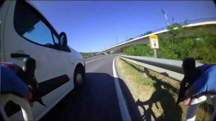 Els Mossos denuncien un conductor per posar en perill un ciclista que va gravar la infracció
