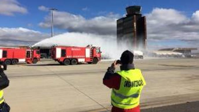 L'aeroport d'Alguaire realitza el simulacre d'una fuita de combustible en un proveïment