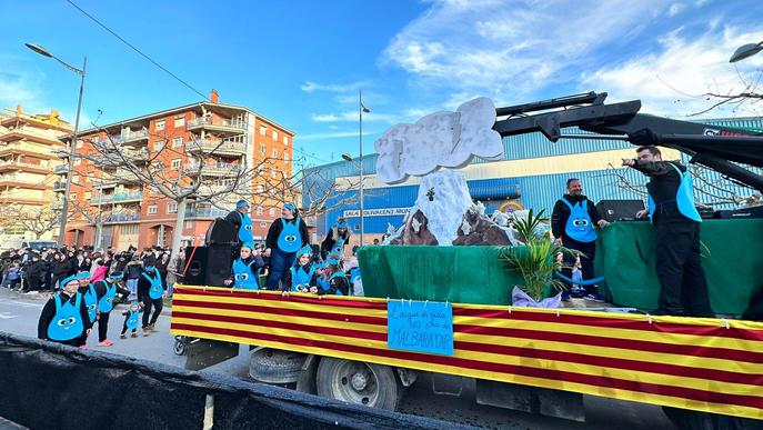 25 carrosses i comparses omplen les rambles d'Almacelles per acomiadar les Festes de l'Aigua