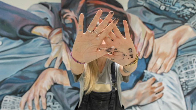 Lily Brik ret "un homenatge a la bondat” amb el seu nou mural a Lleida