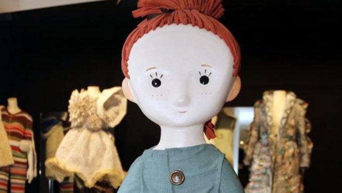 El Museu de Vestits de Paper de Mollerussa crea un personatge de ficció per descobrir l'equipament al públic infantil