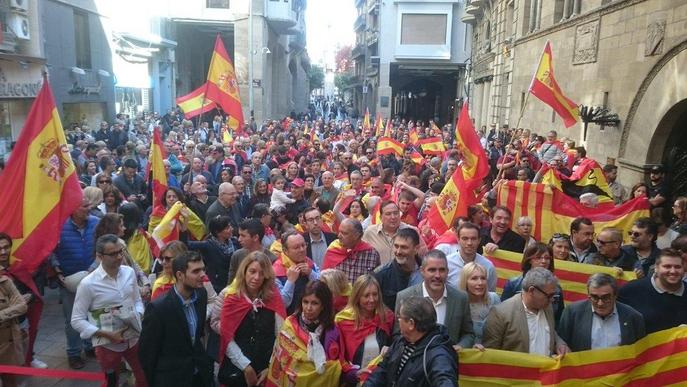 Una mobilització en favor de la unitat d'Espanya omple la Plaça Paeria