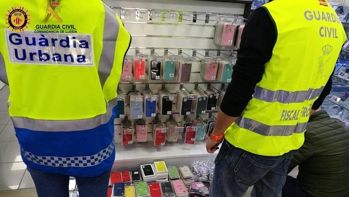 Intervenen a tres botigues de Lleida material falsificat valorat en 23.000 euros