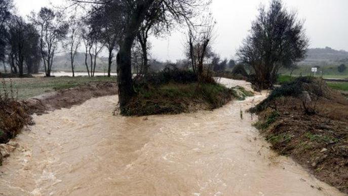 El temporal Glòria s'allunya desbordant el riu Sió al seu pas per Agramunt