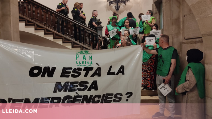 La PAH irrumpeix a la Paeria per manifestar-se en contra de les polítiques d'habitatge