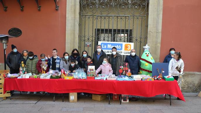 Estudiants de les Escoles Especials Llar de Sant Josep munten una parada nadalenca a Lleida